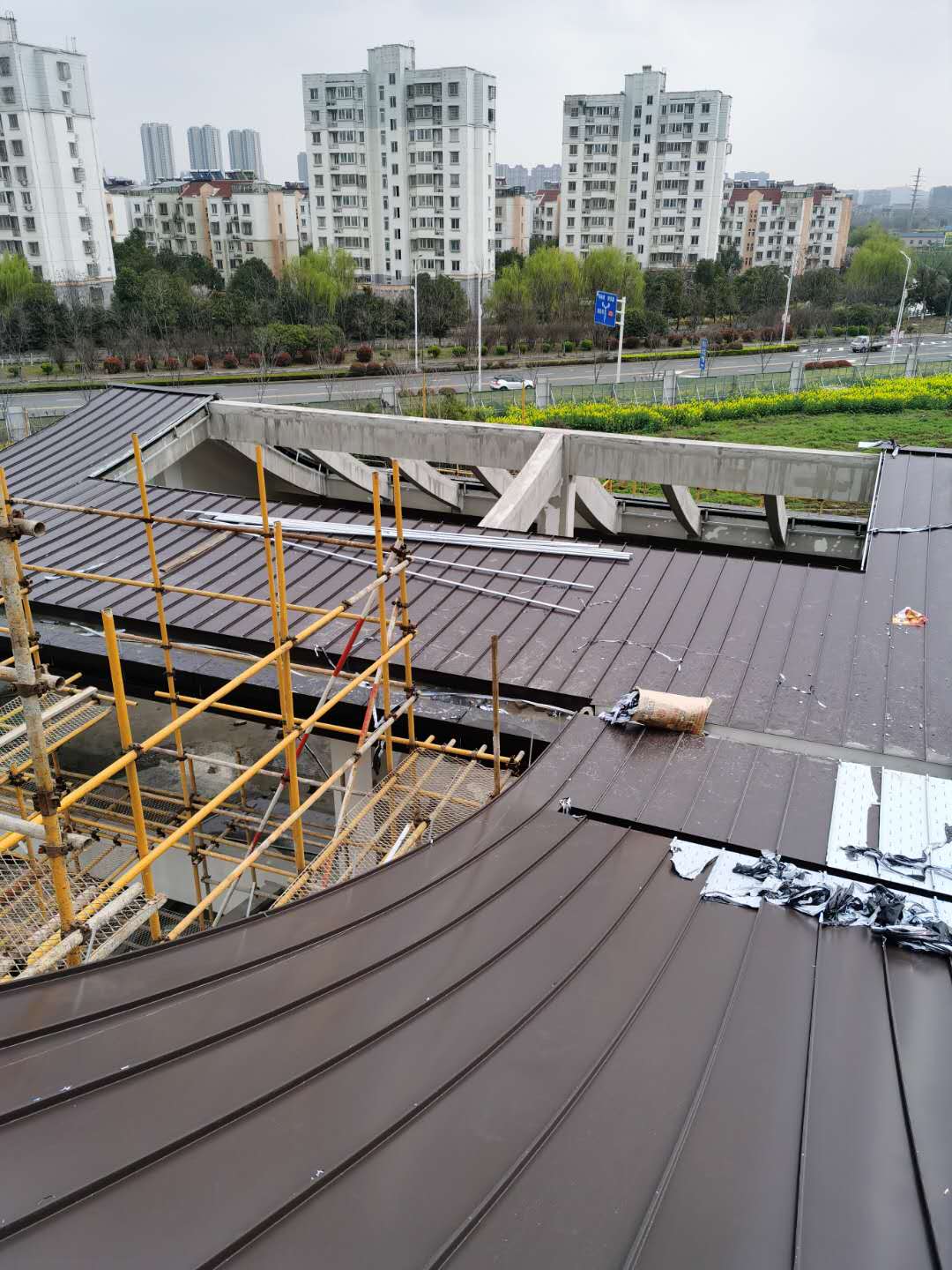 廠（chǎng）家定製別墅住宅0.9mm65-420/430型鋁鎂錳屋麵板 鋁鎂錳（měng）板3004